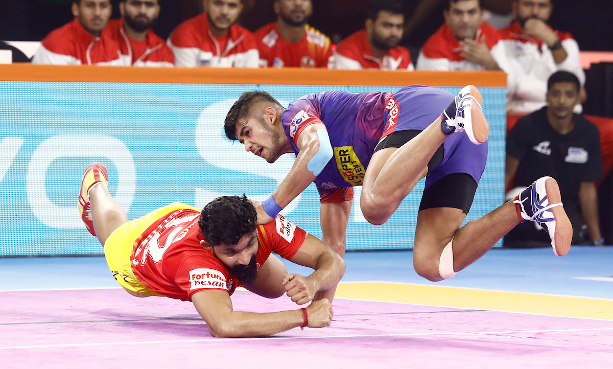 Dabang Delhi Fend off Late Gujarat Surge to Consolidate Lead at the Top