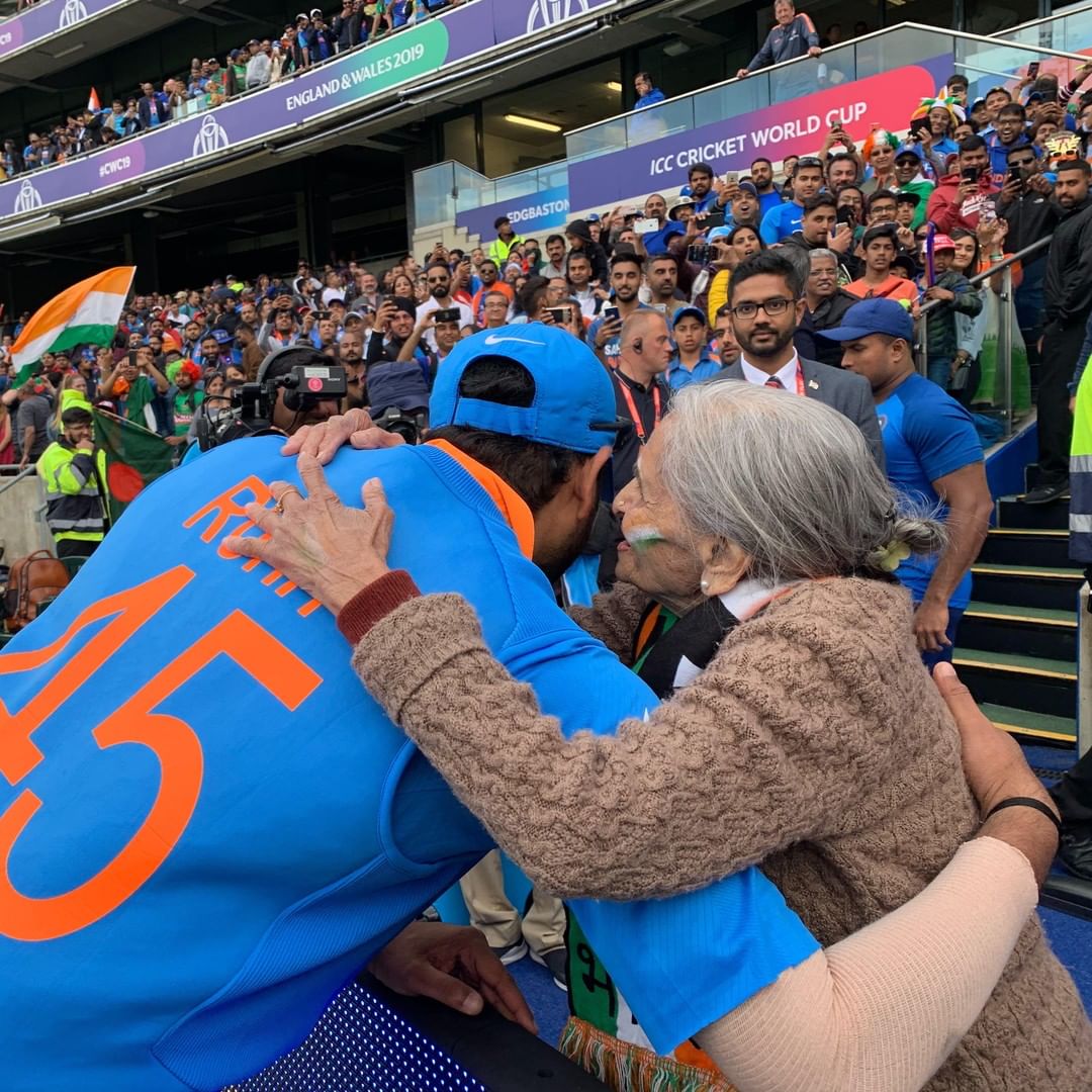 superfan-charulata-patel-with-rohit-sharma