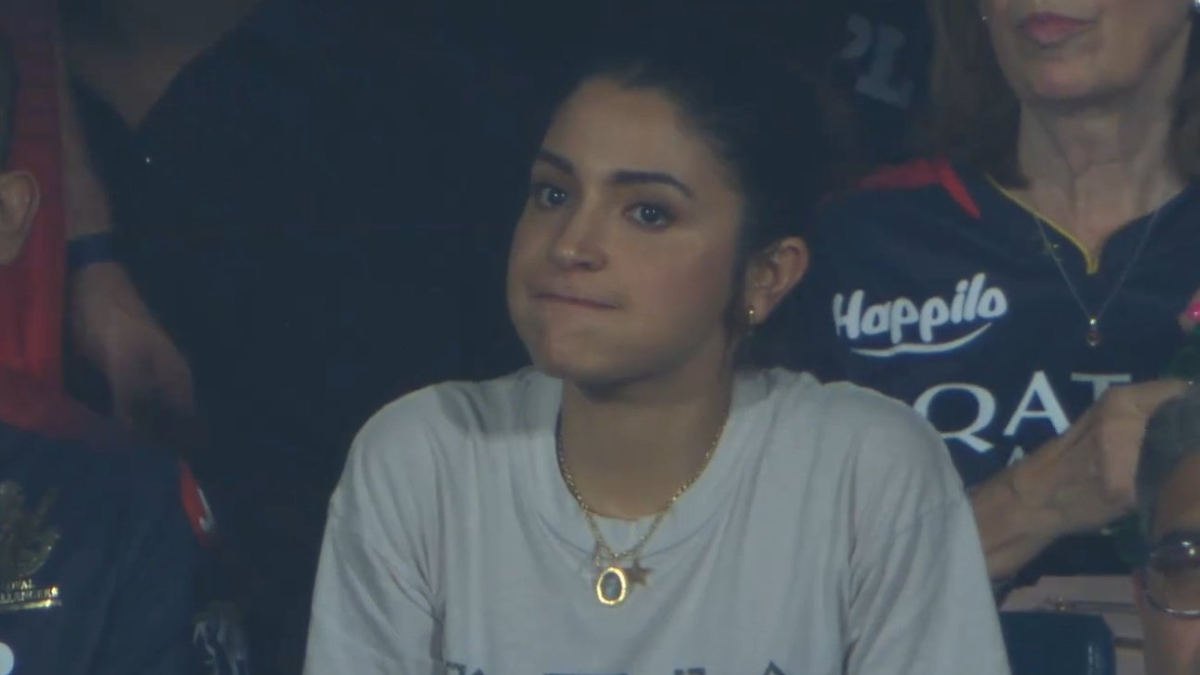 Watch : Bollywood star Anushka Sharma left stunned following Virat Kohli’s hit wicket during 8-run loss to CSK!