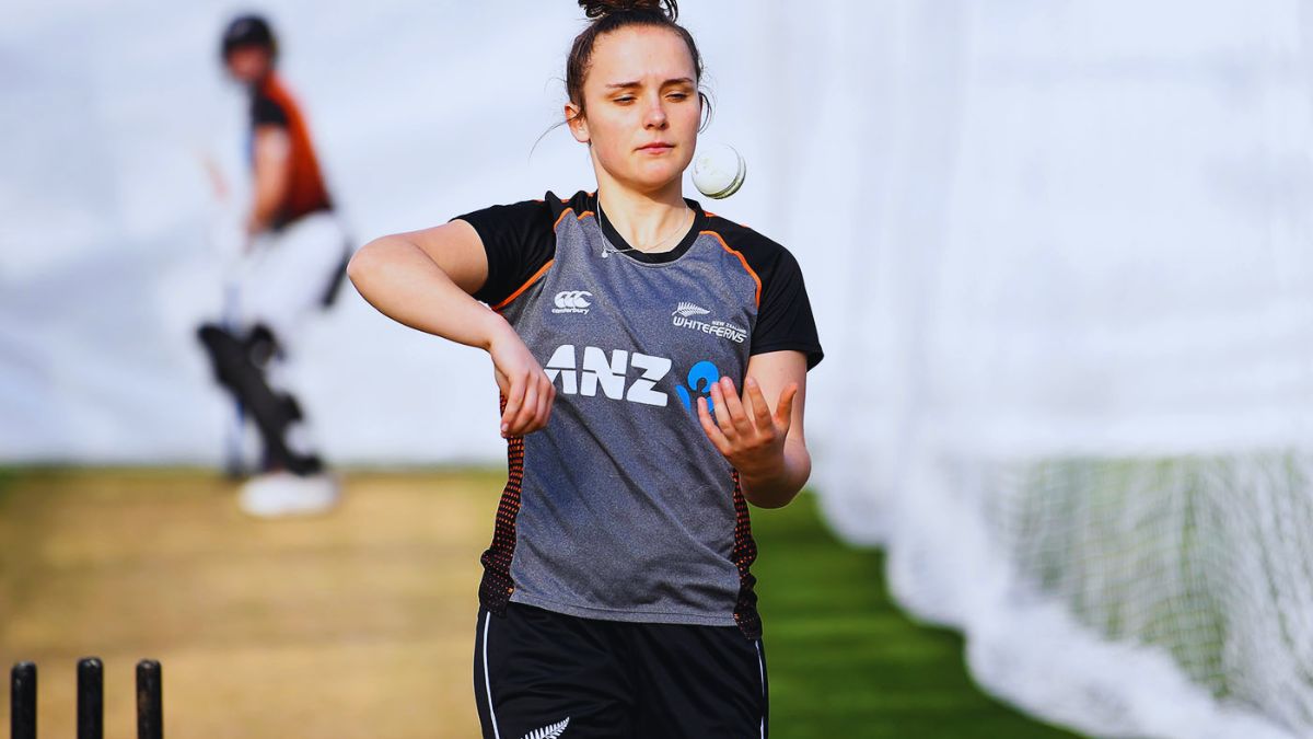 Brilliant Bowling Performance of Melie Kerr Guides London Spirit to Victory Against Oval Invincibles